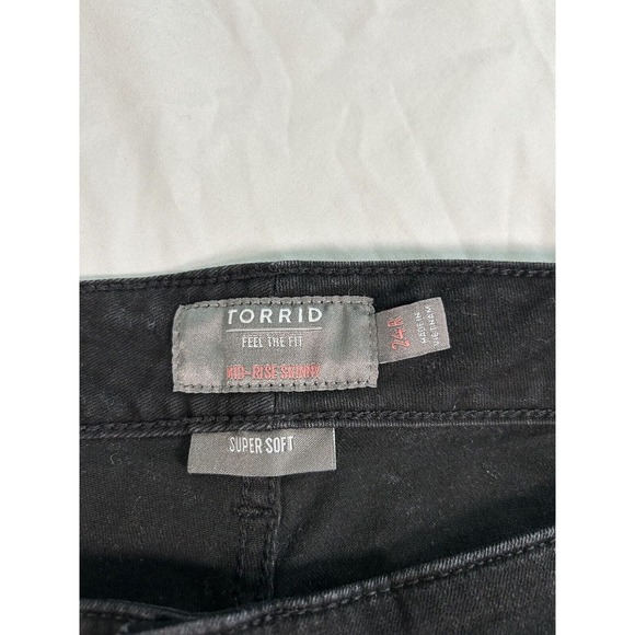 Torrid Women’s Black Mid Rise Skinny Super Soft Jeans Size 24R - Picture 3 of 9